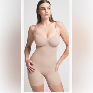SKIMS SEAMLESS‎ SCULPT MID THIGH BODYSUIT